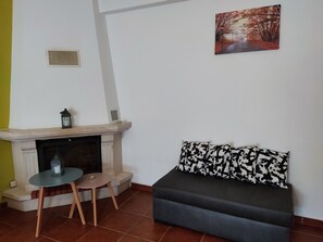 Smart TV, fireplace, books, stereo