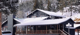 Pioneer Lodge House 400