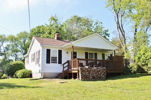 Exterior - NOW BOOKING ~ 2026! Lovely 2-bedroom Cottage in Scenic Snug Harbor! (South Kingstown)