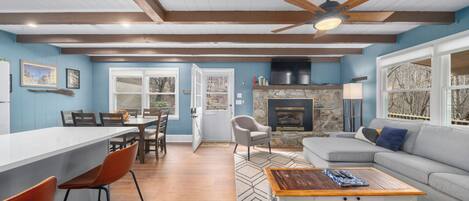 Smart TV, fireplace, ping pong, stereo