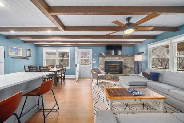 Smart TV, fireplace, ping pong, stereo