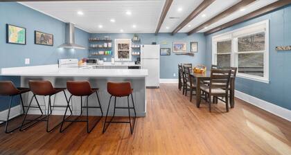 Cozy Renovated Mountain Escape, 10 min to downtown Waynesville & Lake Junaluska,
