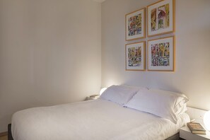 1 slaapkamer, een strijkplank/strijkijzer, gratis wifi, beddengoed