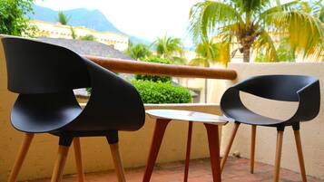 Habitación familiar, cocina, vista al jardín | Balcón