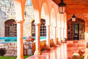 Una piscina al aire libre