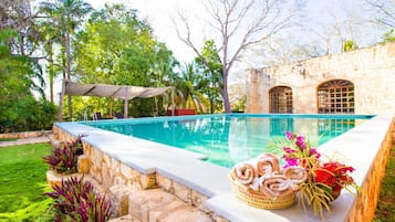 Una piscina al aire libre