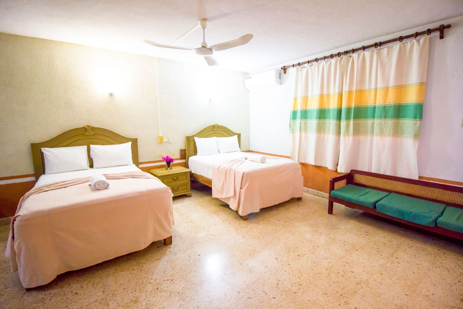 Habitación Confort, patio, vista al jardín | Ropa de cama 