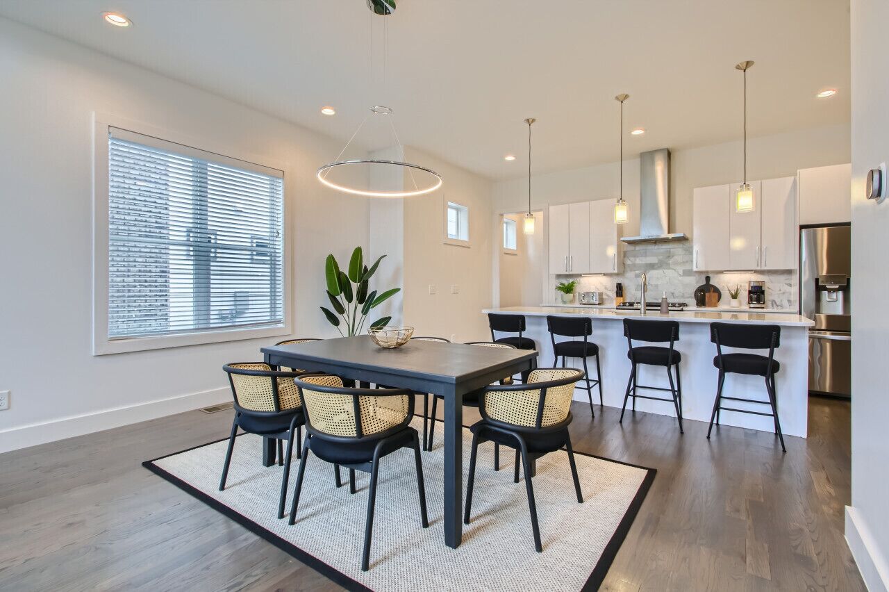 11- Modern Retreat - Large home w/ Rooftop View