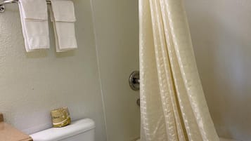 Combined shower/bathtub, towels