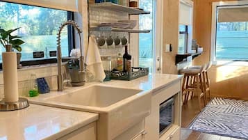 Kjøleskap, mikrobølgeovn, ovn og kaffetrakter/tekoker