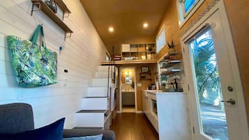 Smart-TV, filmbibliotek og stereoanlegg