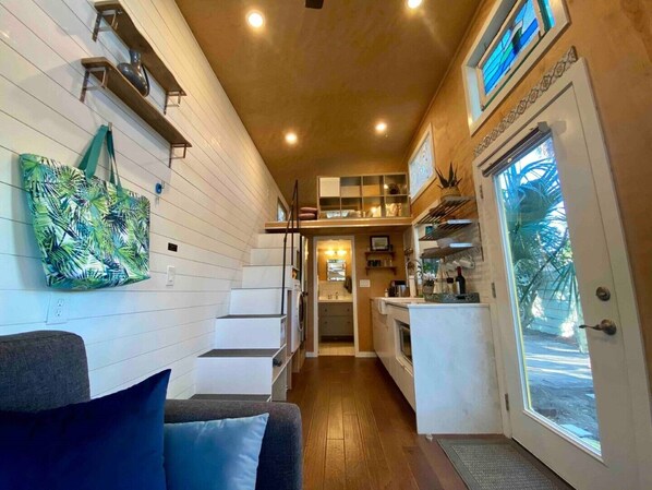 Smart TV, video library, stereo