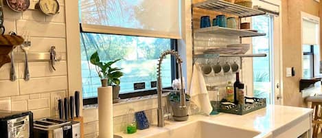 Fridge, microwave, oven, coffee/tea maker