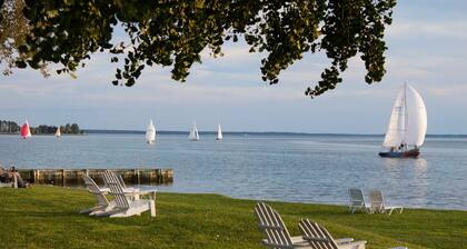 Sandaway Suites & Beach - Full Kitchen & Private Beach Access - Location in Town