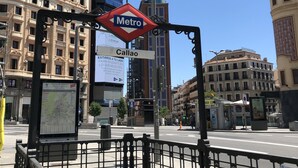 Entrada de una estación de metro con un letrero que dice 'Metro', un letrero que dice 'Callao' y un mapa del sistema de metro.