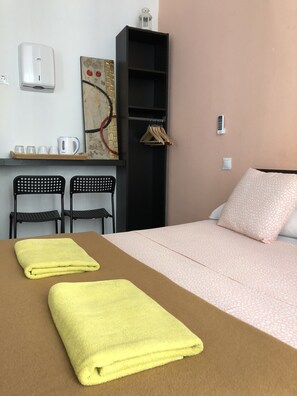 Habitación doble económica, 1 cama matrimonial | Wifi gratis y ropa de cama