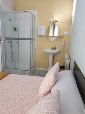 Economy Double Room, 1 Double Bed | Free WiFi, bed sheets - Hostal Plaza Luna (Madrid)