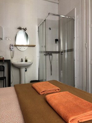 Habitación doble económica, 1 cama matrimonial | Wifi gratis y ropa de cama