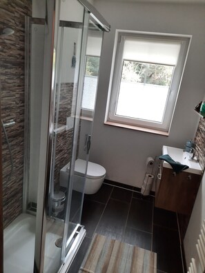 Een douche, zeep, toiletpapier