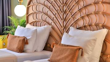 Deluxe kamer | Luxe beddengoed, een minibar, een bureau, een laptopwerkplek