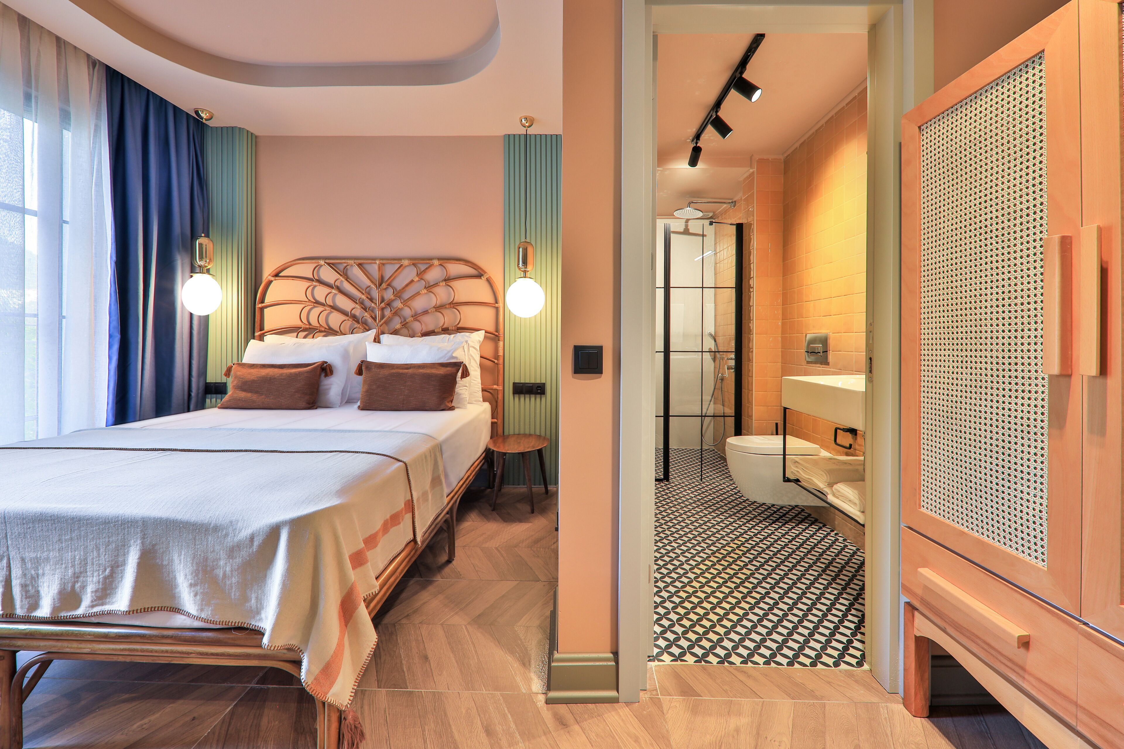 deluxe room, balcony | premium bedding, minibar, desk, laptop workspace