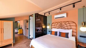 Un dormitorio amplio con una cama grande, un equipo de aire acondicionado y un armario de madera.