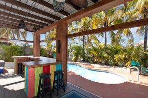 حمّام سباحة خارجي، حمّام سباحة مُدفَّأ