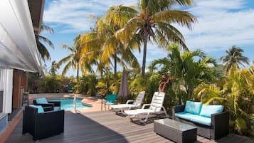 Een buitenzwembad, een verwarmd zwembad