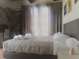 Minibar, caja fuerte, escritorio y espacio para trabajar con un portátil