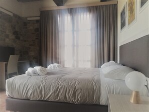 Minibar, coffres-forts dans les chambres, bureau