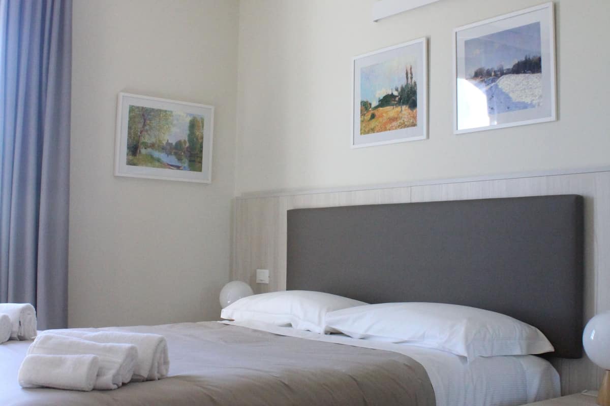 classic double room | minibar, in-room safe, desk, laptop workspace