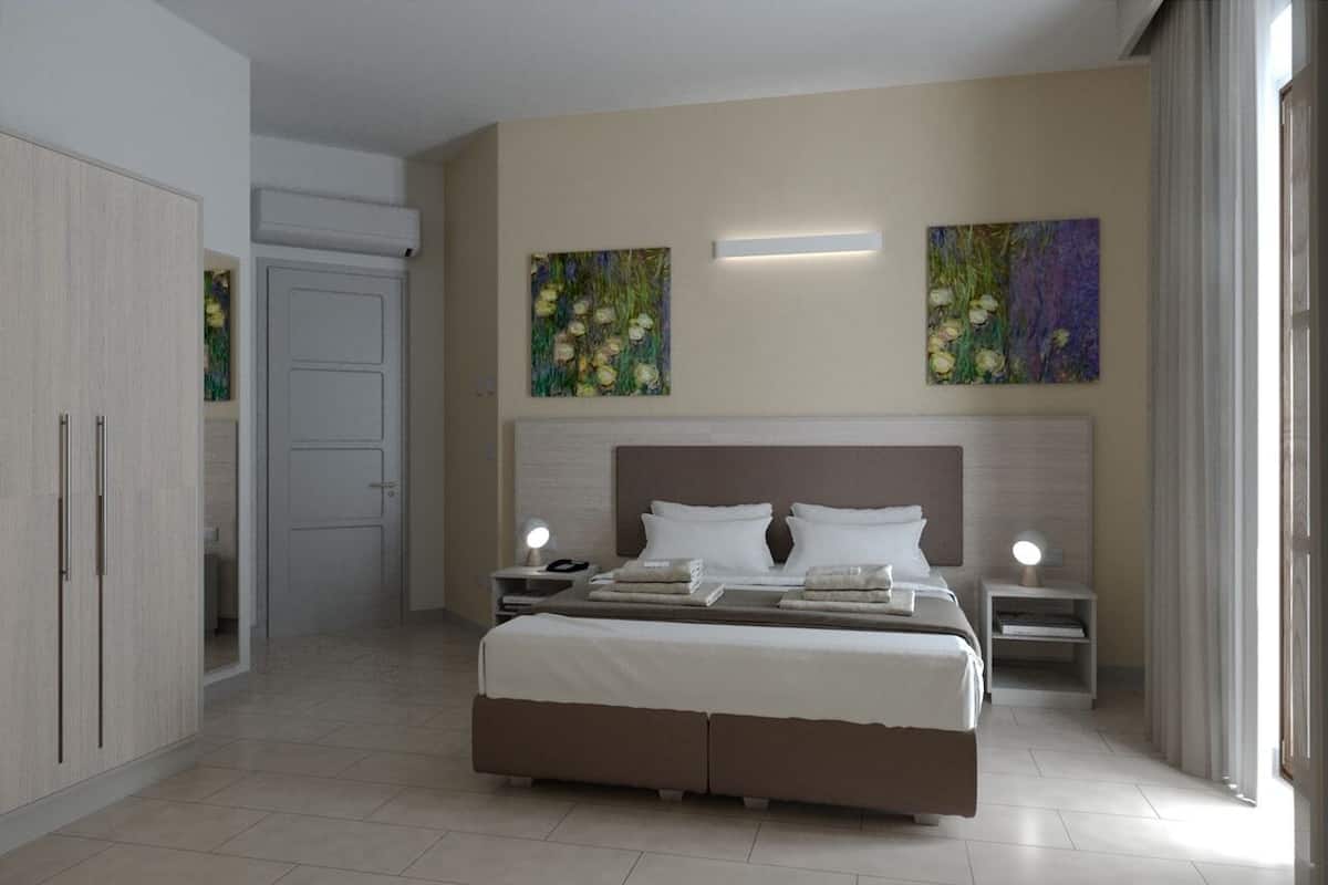 minibar, in-room safe, desk, laptop workspace