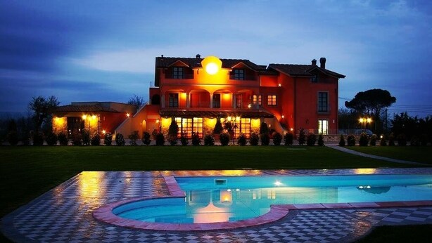 A large, two-story house with a swimming pool in the foreground. - Villa Nadar Hotel  B&B (Altopascio)