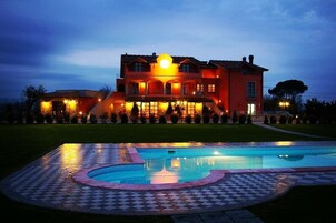Una piscina al aire libre de temporada