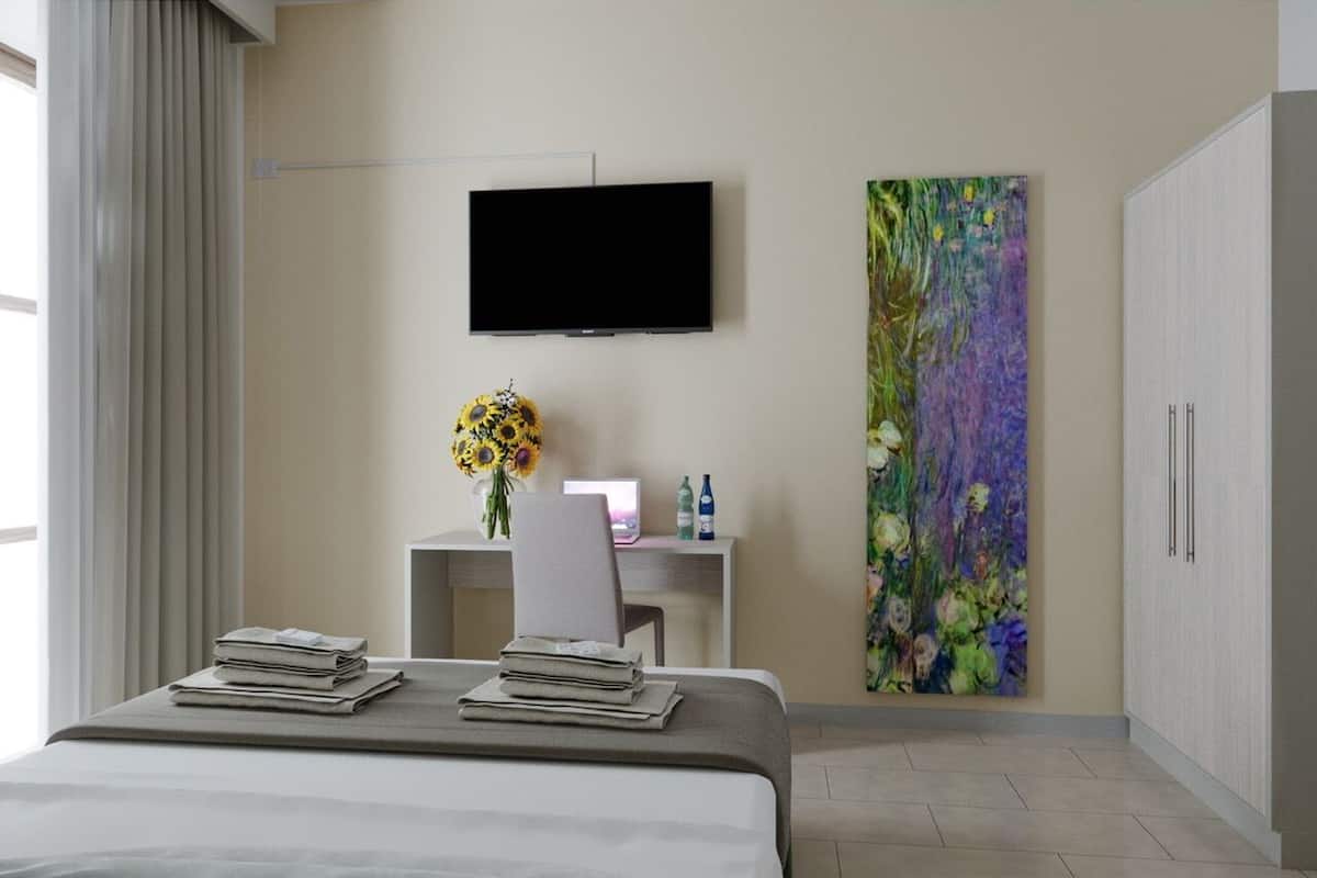 minibar, in-room safe, desk, laptop workspace