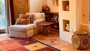 Living area - Bubbling Wells Oasis (Desert Hot Springs)