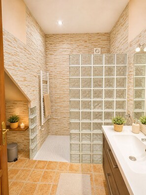 Shower, soap, toilet paper - Ap. MASFERRER, Rustic Mediterranean Ap.with Private Patio and Air Conditioning (L'Escala)