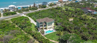 400ft to private beach. Riverfront,dock,pool,kayaks Elevator, 1.6 acres