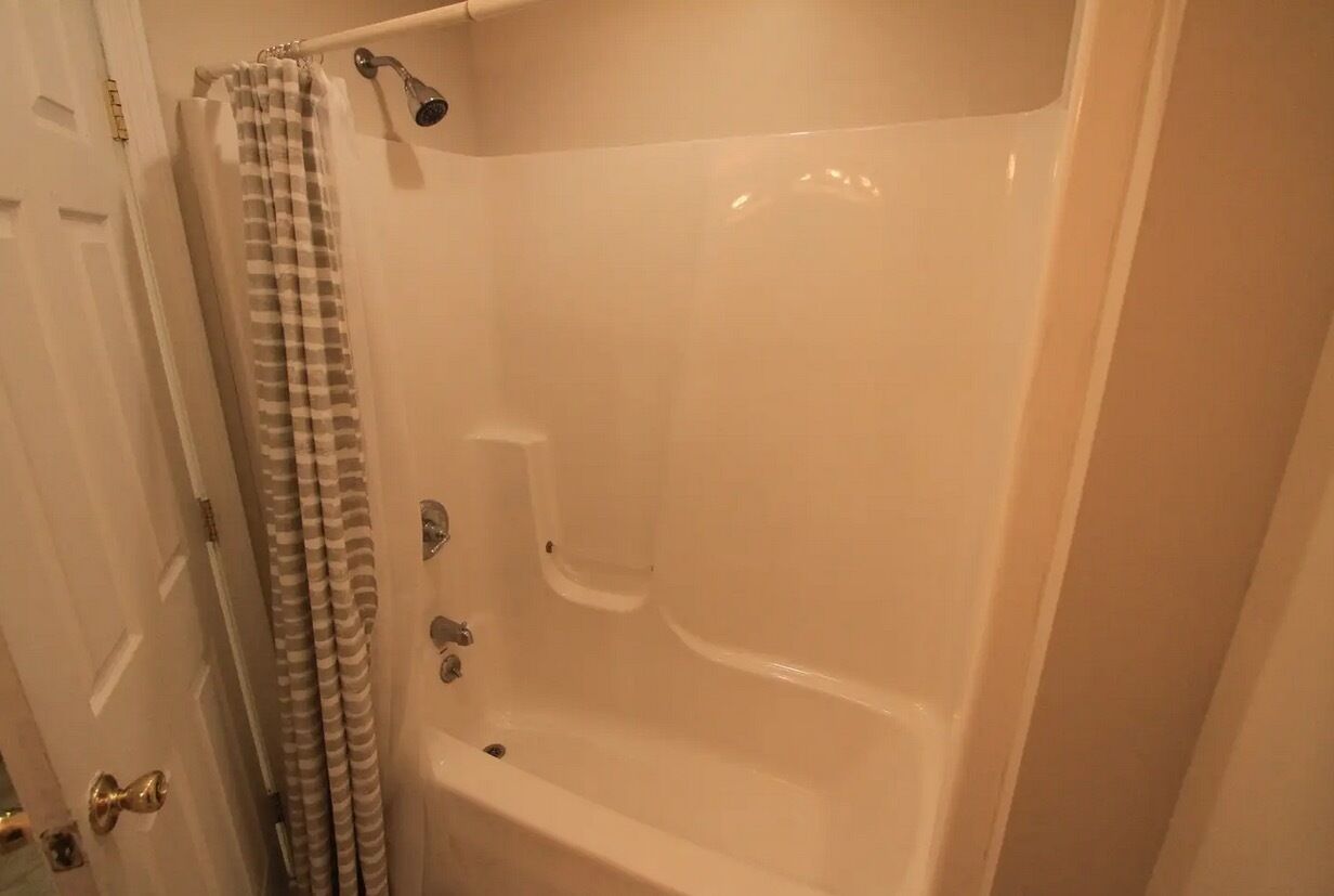 Ensemble douche/baignoire, sèche-cheveux, serviettes fournies, savon