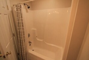 Ensemble douche/baignoire, sèche-cheveux, serviettes fournies, savon