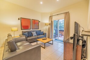 Smart-tv, een open haard en een dvd-speler