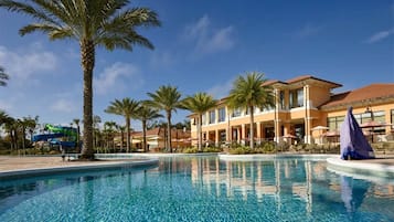 Una piscina al aire libre, una piscina climatizada