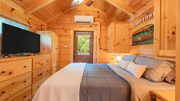 Travel crib, free WiFi, bed sheets