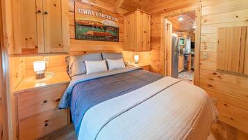 Travel crib, free WiFi, bed sheets