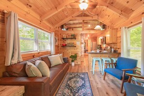 Smart TV, offices - Ryon Stunning Wooded Tiny Cabin Close to Downtown (Chattanooga)