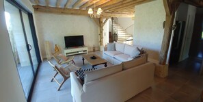 Televisión, reproductor de DVD, tenis de mesa y libros 