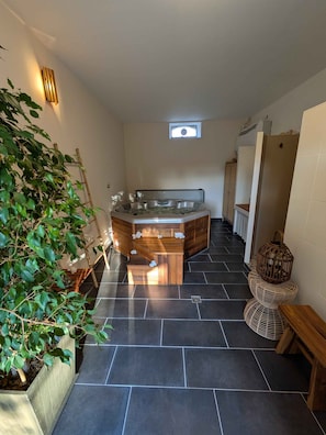 A bathroom with a wooden bathtub, a small window, and a potted plant. - Domaine de Champouteau - LA BERGERIE - Large charming gîte 5**** 10 people (AVERDON)