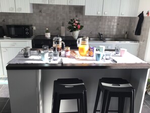 Frigorifero, microonde, forno, piano cottura