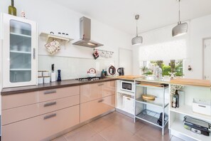 Een koelkast, een magnetron, een oven, een vaatwasser