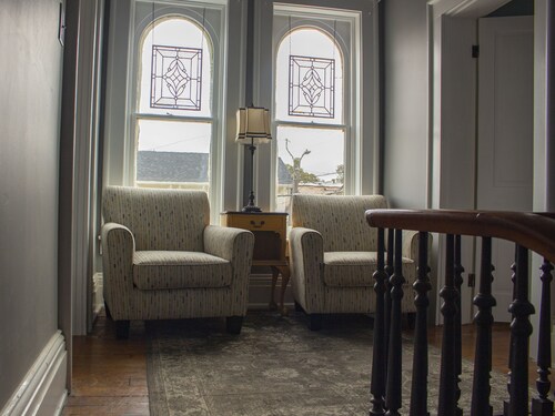 Artistic Lodging King Suite